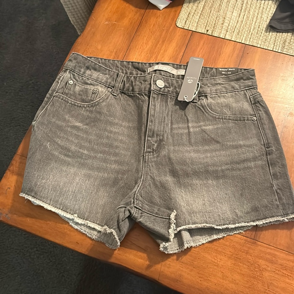 Tractr  dark “Brittany “ Womens Cut off Jean Shorts sz 6/28 nwt